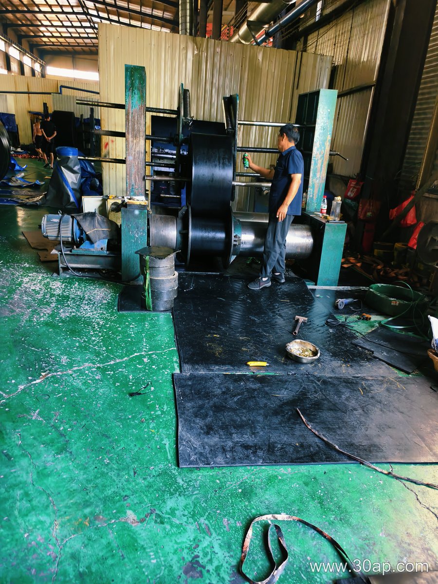 Choosing the Right Conveyor Belt for Industrial Efficiency